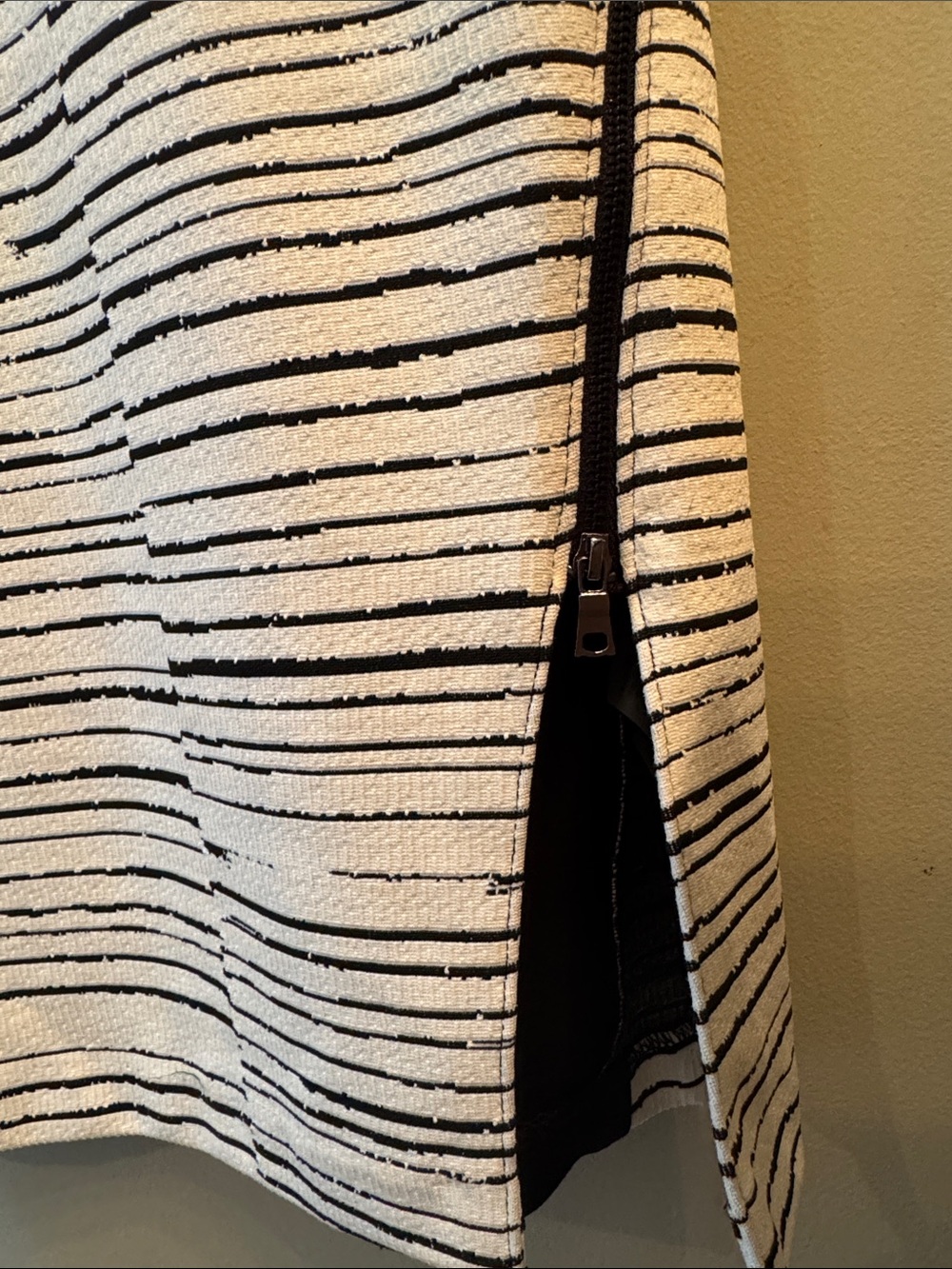 julia jordan Black and White Striped V-Neck Sheath Dress with Back Cutout. - Picture 4 of 7